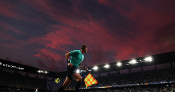 Câmeras nos árbitros: FIFA revoluciona a arbitragem!