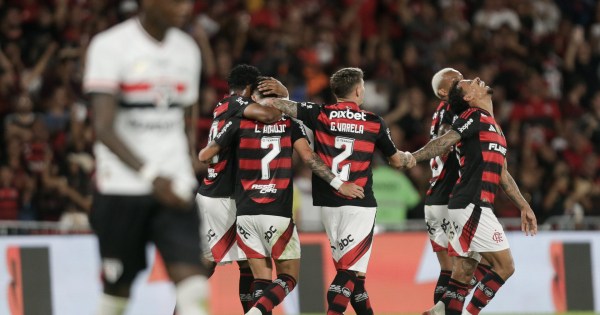 Flamengo vence o São Paulo e segue na liderança do Brasileirão